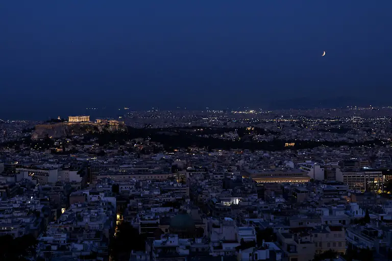 epi_1065810817_REUTERSFOTO_2026-08-28T052652Z 1697179808 RC2F7NAJU0GU RTRMADP 3 LUNAR-ECLIPSE-GREECE.JPG_Partial lunar eclips